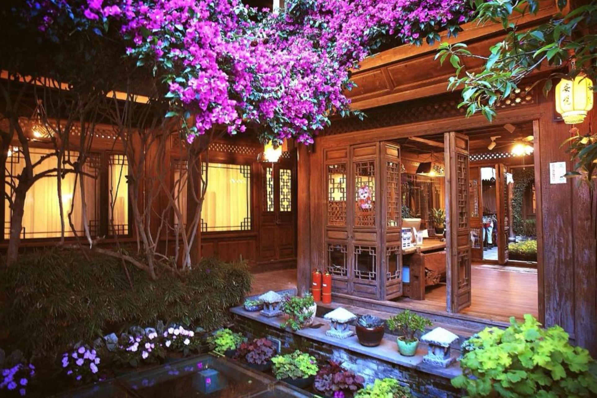 Big Tree Guesthouse - Naxi Old Style Ліцзян Екстер'єр фото
