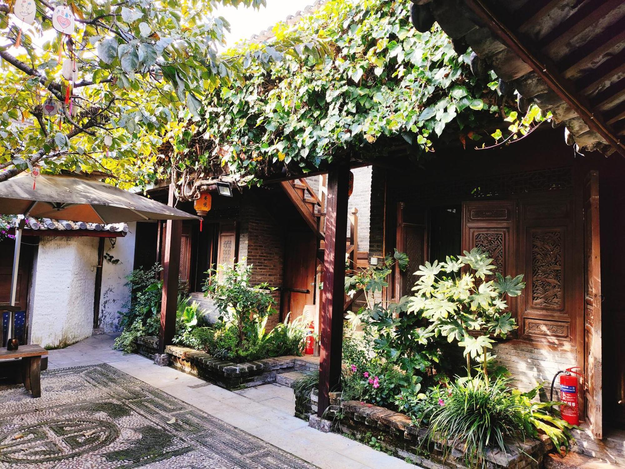 Big Tree Guesthouse - Naxi Old Style Ліцзян Екстер'єр фото