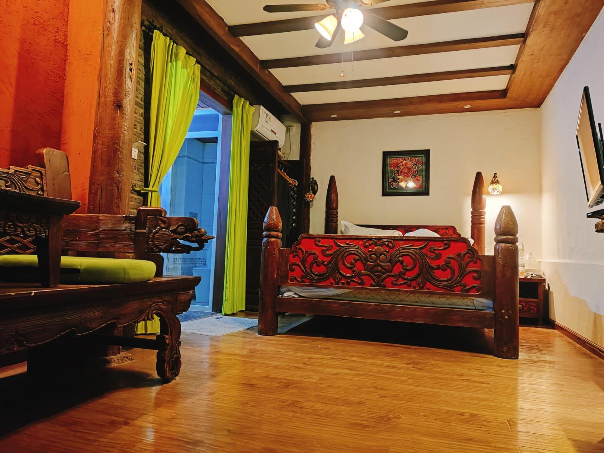 Big Tree Guesthouse - Naxi Old Style Ліцзян Екстер'єр фото