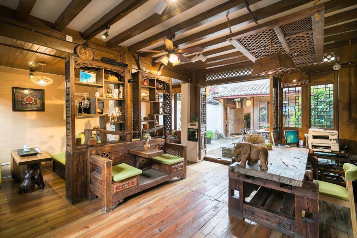 Big Tree Guesthouse - Naxi Old Style Ліцзян Екстер'єр фото