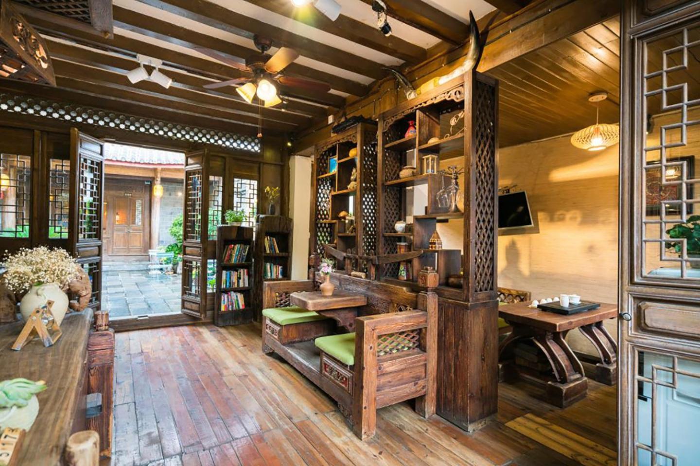 Big Tree Guesthouse - Naxi Old Style Ліцзян Екстер'єр фото